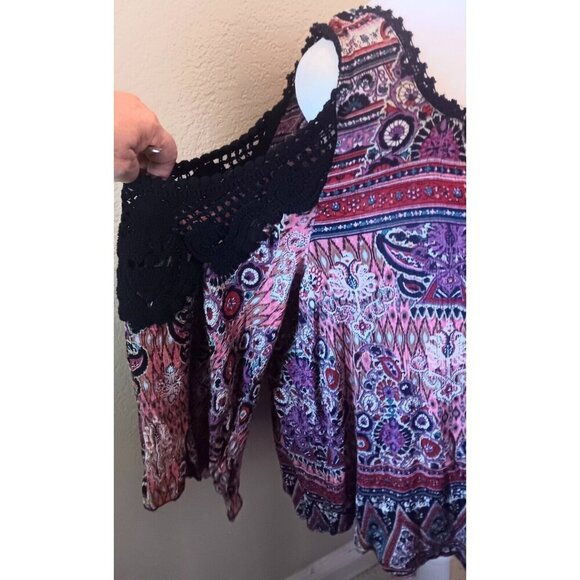 Bila Boho Cold Shoulder Crochet Trim Bell Sleeve Tunic Top 2x Fall Black Red - Picture 5 of 10